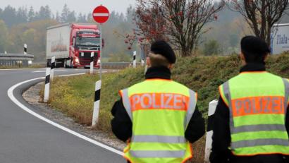 Bild: Thomas Dobler
Auf dem Parkplatz Wittschauer Höhe der Autobahn A 6 befand sich die größte der drei Kontrollstellen, mit den die Verkehrspolizei am Mittwoch Rasern und Dränglern das Leben schwer machte.Auch Lastwagen wurden kontrolliert.