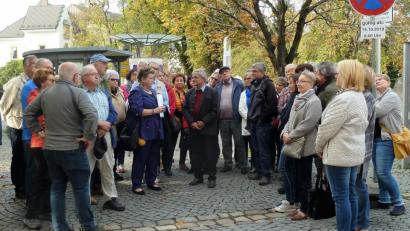 Bild: Dobmeier
Stadtarchivarin Petra Vorsatz (Mitte mit Skript) und Herbert Baumann (rechts daneben) führten die interessierten Gäste durch die Allee und die „Scheibm“ zu den Jugenstilhäusern.