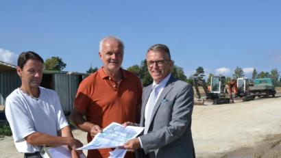 Bild: szl
Hinter Bauleiter Alfred Burkhard, Kämmerer August Trißl und Bürgermeister Franz Stahl (von links) entsteht die Verlängerung zur Einsteinstraße mit Wendehammer und die Verbindung zur Heisenbergstraße im Gewerbegebiet Ost.