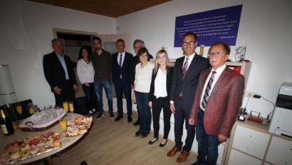 Bild: bjp
Zu Ramona Reis' mutigem Schritt in die berufliche Selbständigkeit gratulieren ihr (von links) "Bonnfinanz"-Geschäftsstellenleiter Hans Lang aus Hirschau, Schwester Michaela Reis, Florian Bösl (Freund von Ramona Reis), Gebietsdirektor Helmut Baumgartner aus Cham, Stadtpfarrer Edmund Prechtl, Mutter Agnes Reis sowie (von rechts) Bürgermeister Werner Walberer und Direktionsleiter Holger Eckert aus Auerbach.
