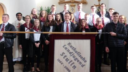 Bild: ohr
Feuer und Flamme“ Unter diesem Leitgedanken nimmt die KLJB Stulln 18 neue Mitglieder in ihre Gemeinschaft auf. Pfarrvikar Joseph Kokkoth (Zweiter von links) zelebriert den festlichen Gottesdienst in der St.- Barbara -Kirche. Erste weibliche Vorsitzende Esther Schmid (rechts daneben) leitete das ritual