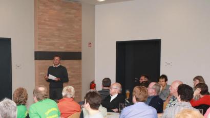 Bild: JOCHEN NEUMANN 
ERBENDORF
"Der insektenfreundliche Garten". Zu diesem Thema referierte Kreisfachberater Harald Schlöger in der Stadthalle.