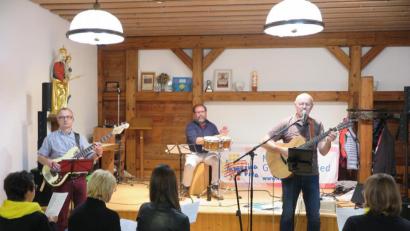 Bild: jzk
Christian Weinzierl, Stefan Huber und Jürgen Zach (von links) begeisterten die Zuhörer im Pfarrheim Kastl mit neuen geistlichen Liedern.