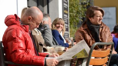 Archivbild: Patrick Seeger, dpa
Zeitungen gehören für viele Deutsche nach wie vor zur Pflichtlektüre.