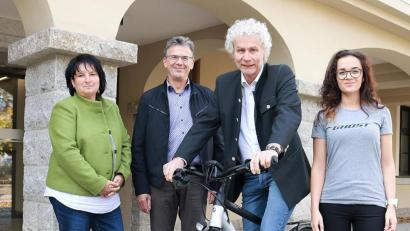 Bild: Landratsamt Tirschenreuth/exb
Bei der Übergabe des Ghost-E-Bikes waren dabei Ramona Wiesent, Walter Brucker, Landrat Wolfgang Lippert und Marina Zusann von der Firma Ghost (von links).