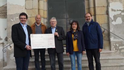 Bild: weu
Fördervereinsvorsitzender Hubert Reimer (Mitte) und Stellvertreterin Marianne Hanamann (Zweite von rechts) übergaben an Stadtpfarrer Wolfgang Dietz (links) sowie Hans Mösbauer und Herbert Spichtinger (rechts) eine Spende in Höhe von 2500 Euro.