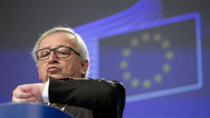 Bild: Virginia Mayo/dpa
Ist es wirklich schon so spät? EU-Kommissionspräsident Jean-Claude Juncker schaut am Ende einer Pressekonferenz auf seine Uhr.