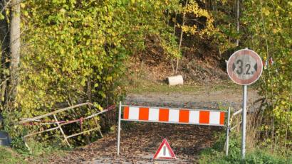Bild: ils
Die Brücke, die bei der Hahnenmühle über den Sauerbach führt, ist gesperrt. Aufgestellt hat die Schilder Privatgrundbesitzer Andreas Josef Nickl. Doch nicht alle sind damit einverstanden.