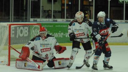Bild: gb
Die Blue Devils verloren am Freitag das Heimspiel gegen den ECDC Memmingen mit 2:4. Hier lauert Herbert Geisberger (rechts) vergeblich vor dem Kasten von Gästegoalie Jochen Vollmer.
