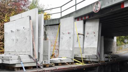 Bild: Petra Hartl
Bild: Hartl
LKW bleibt in der Unterführung Steingutstraße stecken