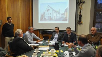 Bild: ws
Diplom-Ingenieur Stephan Müller stellte dem Stadtrat die Machbarkeitsstudie für das alte Musl-Kino vor. Zu den markanten Änderungen würde auch ein neuer Zugang an der Giebelseite gehören.