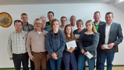 Bild: exb
Die Gewinner des Kirchweihschießens vom Schützenverein Ringelstein Ottengrün: (von links) Alois Böhm, Mario Krätsch, Josef Böhm, Konrad Zintl, VorsiztenderArmin Strohmaier, Raffael Scharnagl, Oswald Weig, Paula Zant, Ludwig Zant, Gerlinde Weig, Sophia Smola, Zweiter Vorsitzender Sascha Schenkl und stellvertretender Bürgermeister Christian Hebert.