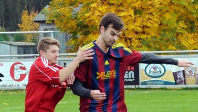 Bild: heh
Am vergangenen Samstag gewann der TSV Konnersreuth (links Jonas Baumgärtner) das Derby gegen die Sportfreunde Kondrau (rechts Dominik Schnurrer) klar mit 4:1. Zum Spitzenspiel empfängt der auf Rang vier liegende TSV am Sonntag den Tabellenzweiten FC Lorenzreuth.