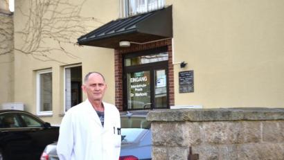 Bild: fjo
Neben der Zentralen Notaufnahme liegt der Eingang zur internistischen Praxis von Dr. Sinisa Marakovic, der seit 2004 auch Belegarzt im Krankenhaus Vohenstrauß ist.