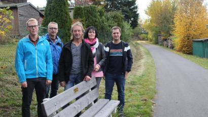 Bild: soj
CSU-Vorsitzender und Bürgermeisterkandidat Wolfgang Söllner (von rechts), FGV-Vorsitzende Irene Anklam, Spender Rainer Serfling, Wegewart Gerhard König und Johannes Vetter.