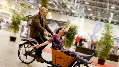 Bild: Roland Weihrauch/dpa
Wer sich in der Stadt Amberg ein Lastenfahrrad zulegt, kann mit einem städtischen Zuschuss rechnen.