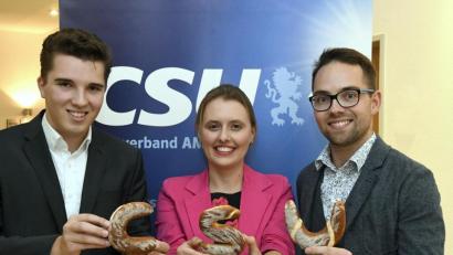 Bild: Petra Hartl
BMit frischen Ideen – bei weitem nicht nur mit Brezen in Form des CSU-Schriftzugs – wollen die JU-Kandidaten auf der Stadtratsliste der Christsozialen für Furore sorgen. Hier die drei Jüngsten (von links): Tobias Konrad (18), Constanze Niebler (25) und Florian Füger (25).