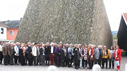 Bild: lg
Das hypermoderne Konzerthaus mitten in Blaibach nahmen dien Oberviechtacher Besucher außen und innen in Augenschein.