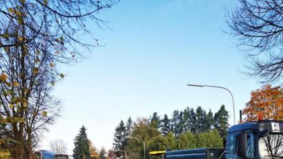 Bild: gz
Am Freitag rollte ein Hochdruckreiniger, die Asphaltiermaschine, mehrere Walzen und Lastwägen an die Waidhauser Straße.