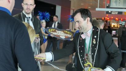 Bild: Studio Roucka/exb
Bernd Dostler (rechts), der früher auch Faschingsprinz war, hat die "Erstflugherzen" am Gate selbst mit verteilt.