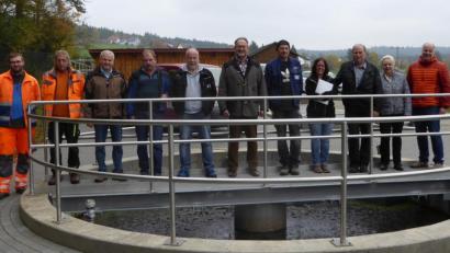 Bild: Albert Sollfrank/exb
Die Abnahme der Kläranlage Witzlasreuth erfolgte zur vollsten Zufriedenheit von (von links) Tobias Schroll (Wassermeister), Werner Ponnath (Bauhof), Günter Kopp (Bürgermeister), Michael Kraus (Bauleiter Firma Bauer), Bernhard Netsch (Firma SHM), Günter Schwab (Zwick-Ingenieure), Ludwig Wenning (Polier), Corinna Reinhart (Bauamt Gemeinde), Albert Sollfrank (Zweiter Bürgermeister), Astrid Hippeli (Kaufmännische Geschäftsleiterin) und Holger Dederl (Oberbauleiter Tiefbau, beide Firma Bauer).