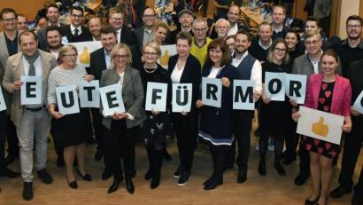 Bild: Petra Hartl
Mit diesem Team geht die Amberger CSU ins Rennen um die Mehrheit im Stadtrat. Für OB Michael Cerny ist das Ziel ein Ergebnis mindestens wie 2014, als die CSU 19 der insgesamt 40 Stadtratsmandate errang. „#heutefürmorgen“ war das Motto der für die Verabschiedung der Stadtratsliste zuständigen Kreisvertreterversammlung am Donnerstag im Pfarrsaal von St. Konrad.