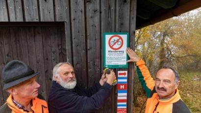 Bild: Martin Hertel/exb
Revierleiter Hermann Kießling (links) und Winfried Pfahler, Leiter des Forstbetriebs Fichtelberg (rechts), montieren mit Christian Kreipe vom Fichtelgebirgsverein das Schild zur Besucherlenkung auf dem Wandersteig am Kösseinehaus.