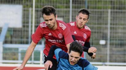Bild: Schrems
Am vergangenen Sonntag erkämpfte sich der FC Tirschenreuth (Tobias Sammüller, blaues Trikot) gegen den TSV Kirchenlaibach (links Luca Meyer, rechts David Pätzold) in der Nachspielzeit noch einen Punkt. Zum Rückrundenstart empfangen die Kreisstädter am Sonntag des SSV Kasendorf.