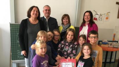 Bild: exb
Die lesebegeisterten Schüler sicherten ihrer Klasse den Eis-Gutschein. Mit im Bild Bürgermeister Richard Tischler, Lisa Eger (Stadtbücherei), Klassenleiterin Edith Pfeiffer und Rektorin Silke Schmid.