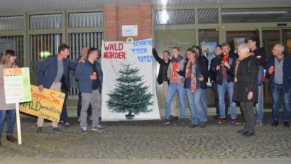 Bild: fz
In einer Symboldemo machen Teilnehmer vor dem neuen Rathaus auf die Waldvernichtung durch das beabsichtigte Gewerbegebiet Weiden West IV aufmerksam.