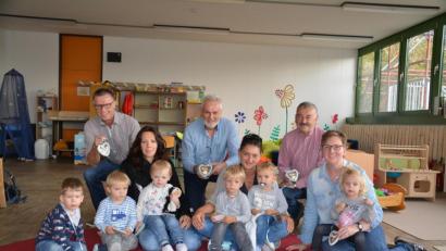 Bild: fdl
Das ist mal eine angenehme Überraschung für die Ehenfelder Kindergartenkinder. Bürgermeister Hermann Falk (hinten, von links) schenkt zusammen mit Franz Birner und Georg Kustner von der Ehenfelder Dorfgemeinschaft den Mädchen und Buben Lebkuchenherzen.