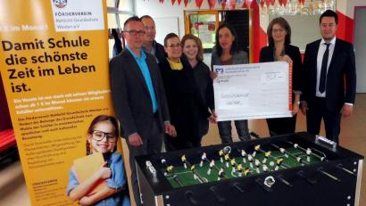 Bild: R. Kreuzer
Fördervereinsvorsitzender Ronny Kühnl (links) bedankt sich für die Spenden. Michael Hösl (rechts) von der Volksbank-Raiffeisenbank ist bei der Übergabe des Schecks mit dabei, genauso wie Schuldirektorin Tanja Willax-Nickl (Dritte von rechts).