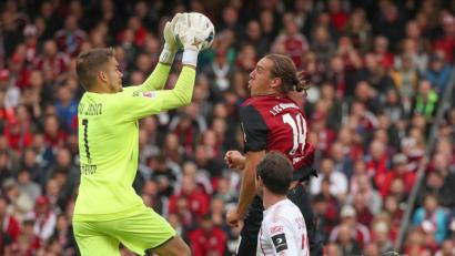 Bild: Daniel Karmann/dpa
Jahn-Keeper Alexander Meyer (links) wurde in der Schlussphase der Partie in Nürnberg zum Derbyhelden. Erst holte er einen Eckball raus, danach bereitete er den späten Ausgleich vor.