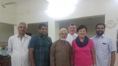 Bild: hir
Über das Wiedersehen mit dem ehemaligen Pfreimder Pfarrer Pater Michael (Dritter von links) freuten sich der Teublitzer Pfarrer Michael Hirmer (Dritter von rechts), Pfarrvikar Pater John Mathew (Zweiter von links) und Brigitte Hirmer (Zweiter von rechts).
