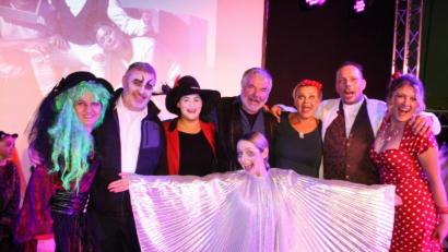 Bild: lg
Regina Haider (von links), Ulrich Wabra, Julia Hofmeister, Regisseur Wolfgang Pöhlmann, Julia Gruber (vorne), Anja Killermann, Heino Hübbers und Sabine Bullemer ließen die einstigen Bühnenerfolge "Jedermann", "Faust" und die "Dreigroschenoper" wieder aufleben.