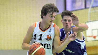 Bild: A. Schwarzmeier
Jung-Aufbauspieler Yannik Stein (am Ball) zeigt beim Heimsieg der Neustädter Basketballer gegen Gotha erneute eine ansprechende Leistung.