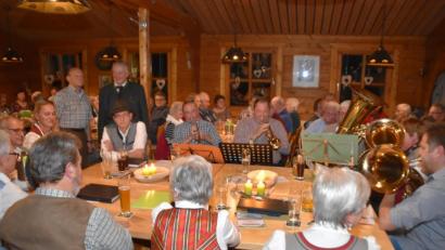 Bild: hcz
Georg Hüttner und Alois Lukas freuen sich über das "volle Haus". Das Bläserquintett St. Elisabeth eröffnet den Musikantenstammtisch mit der ""Himmelfahrts-Polka".