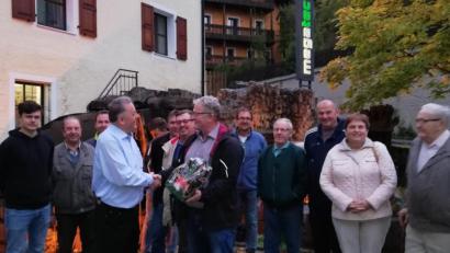 Bild: CSU Edelsfeld
Besucher mit CSU-Vorsitzendem Peter Mauritz (Achter von links), der sich mit einem Bier-Tragerl bei Gerhard Pirner (Vierter von links) bedankt.