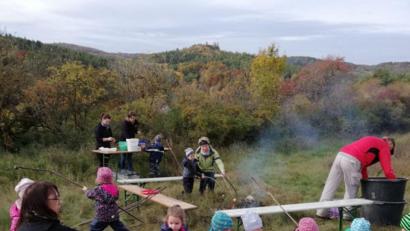 Bild: bö
Die Ernte ist eingebracht: Am Kartoffelfeuer machen die Kinder Brotzeit mit Steckerlwürstl vom Obst- und Gartenbauverein.