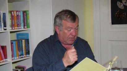 Bild: ubb
Werner Robl verstand es brillant, eine Lesung zu einer kleinen Theateraufführung werden zu lassen. Mit Otto Schemms Geschichten ("Deas") unterhielt er das Publikum bestens.