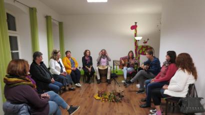 Bild: jzk
Beim Chantabend mit der Musik- und Bewegungspädagogin Andrea Kick (Vierte von rechts) konnten die Frauen spüren, wie gut das Singen für Körper, Geist und Seele ist.