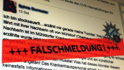 Symbolbild: Peter Kneffel/dpa Bildfunk
Mit Falschmeldungen in den sozialen Medien hat es die Polizei immer wieder zu tun. In unserem Bild handelt es sich um einen Fall in Oberbayern. Wenn es dann soweit ist, dass die Diskussionen im Netz nicht mehr einzufangen sind, bleibt oft nur noch eine offensive Öffentlichkeitsarbeit in der Presse.