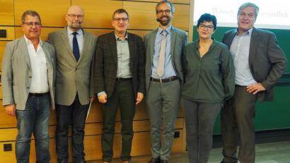 Bild: Bühner
Veranstalter und Referenten des Herbstsymposiums des Perinatalzentrums in Weiden sind (von links) Dr. Andreas Fiedler, Leiter der Kinderklinik Amberg; Chefarzt Gynäkologie und Geburtshilfe Dr. Anton Scharl; Professor Dr. Sven Dittrich vom Universitätsklinikum Erlangen; Dr. Ulrich Pecks vom Universitätsklinikum Kiel; Dr. Ines Ehrhardt vom Klinikum Weiden und Chefarzt Dr. Fritz Schneble von der Kinderklinik Weiden.