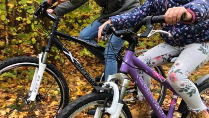 Bild: pbal
Das Radfahren muss nicht mit dem Sommer zu Ende sein. Mithilfe der richtigen Tipps kann das im Herbst und Winter reibungslos funktionieren.