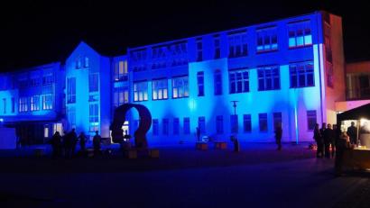 Bild: Bühner
Das OTH-Gebäude ist in Nachtblau getaucht.