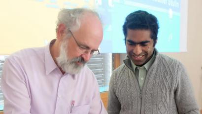 Bild: ohr
Ausbuttern des Seniorenkreises Stulln im Pfarrheim. Pfarrer Heinrich Rosner (links) betätigt das Rührwerk, assistiert von Pfarrvikar Joseph Kokkoth (rechts). Gespannt hebt der Geistliche den Deckel ab, um zu prüfen,ob die Butter bereits fertig ist.