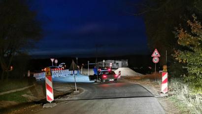 Bild: gz
Viele Autofahrer standen am Wochende, auch gegen Abend an der total abgeriegelten Staatsstraße und fragten nach dem Weg.