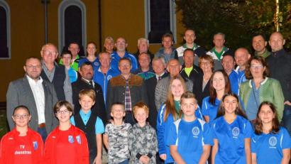 Bild: fjo
Exakt 30 Sportler, Schützen, Züchter und Hundehalter ehrt die Marktgemeinde Waidhaus für herausragende Erfolge und Leistungen. An der Auszeichnung nehmen zweiter Gauschützenmeister Josef Bäumler, Klaus Nigg als Vorsitzender des TV Vohenstrauß und Ernst Werner als Kreisvorsitzender des bayerischen Landessportverbands (Bildmitte, von links) erstmals teil.