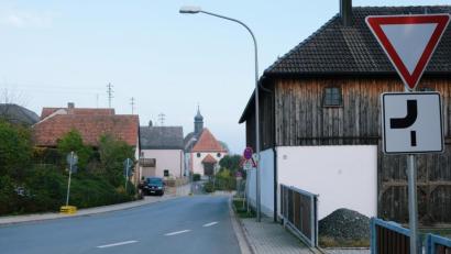 Bild: do
Mit 75.000 Euro beteiligt sich der Landkreis an der Beseitigung der Engstelle der Hauptstraße und der NEW-Ortsdurchfahrt in Vorbach.