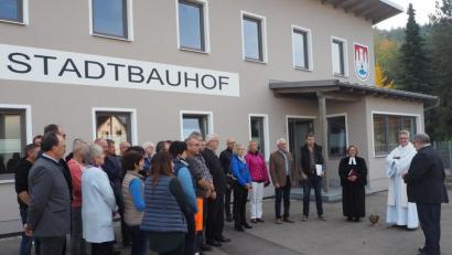 Bild: bl
Pfarrerin Irene Friedrich und ihr katholischer Kollege Hannes Lorenz übernahmen die Einweihung des neuen Sozialgebäudes beim städtischen Bauhof.